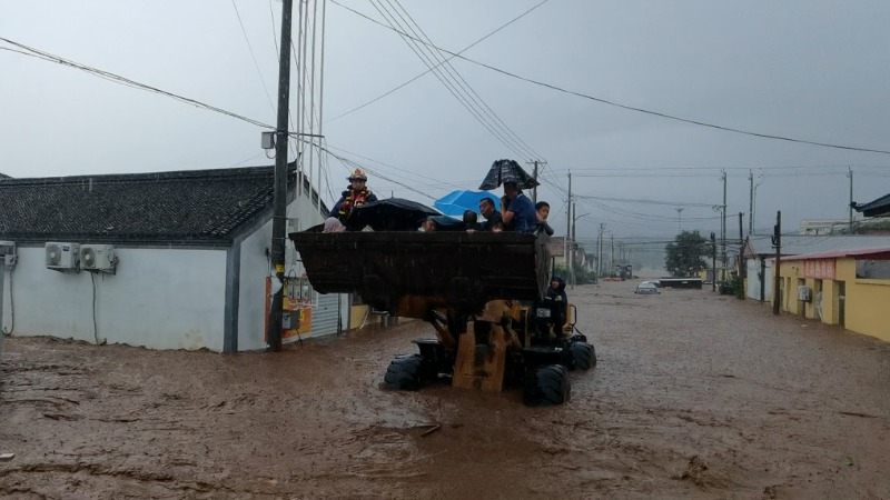 党旗在基层一线高高飘扬丨与暴雨洪水搏斗的生死营救