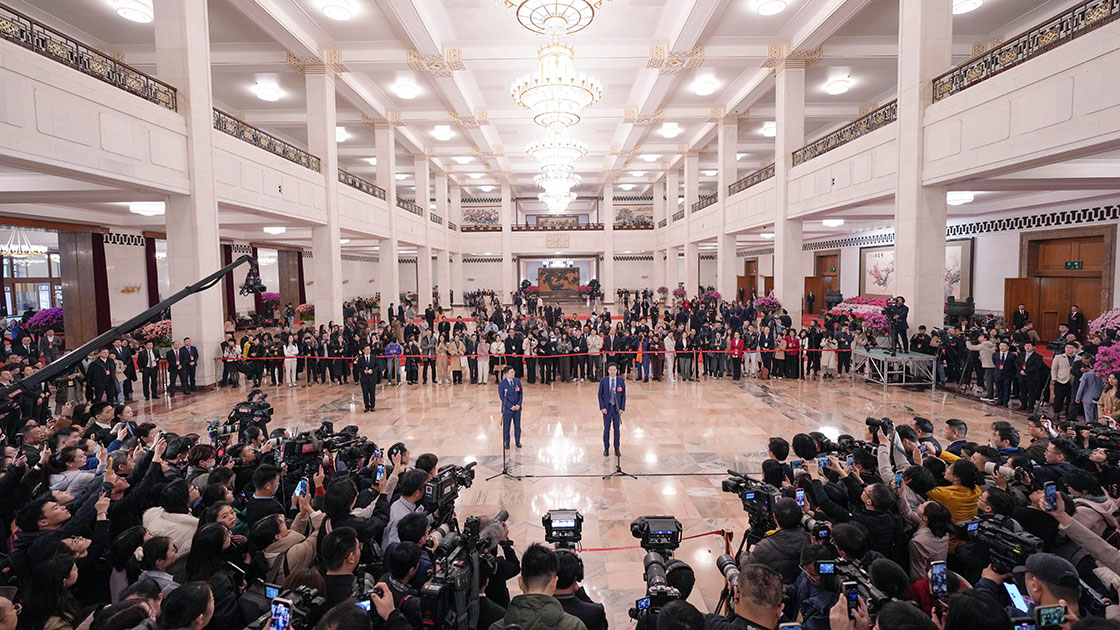首场“代表通道”集中采访活动在北京人民大会堂举行