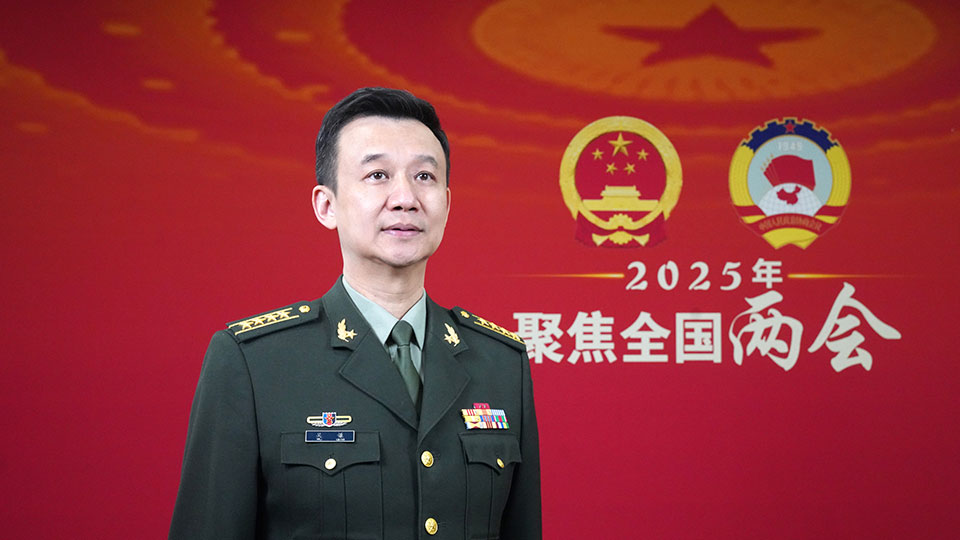 十四届全国人大三次会议解放军和武警部队代表团新闻发言人吴谦接受媒体采访