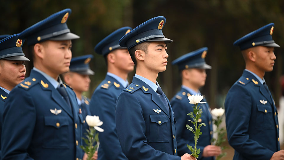 南部战区空军清明祭扫缅怀先烈