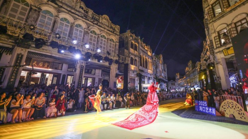 海口：非遗走秀“点靓”骑楼老街