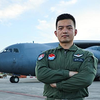 驾驭“鲲鹏”战长空——记空军航空兵某部飞行员陈思麒