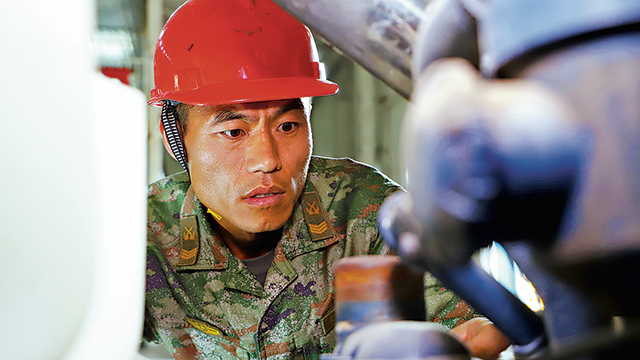 追寻驻疆某部二级军士长雷耀明的奋斗足迹：在戈壁荒原点亮青春