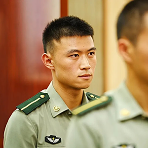 “最美新时代革命军人”重返母校，“偶像”光环爆棚！
