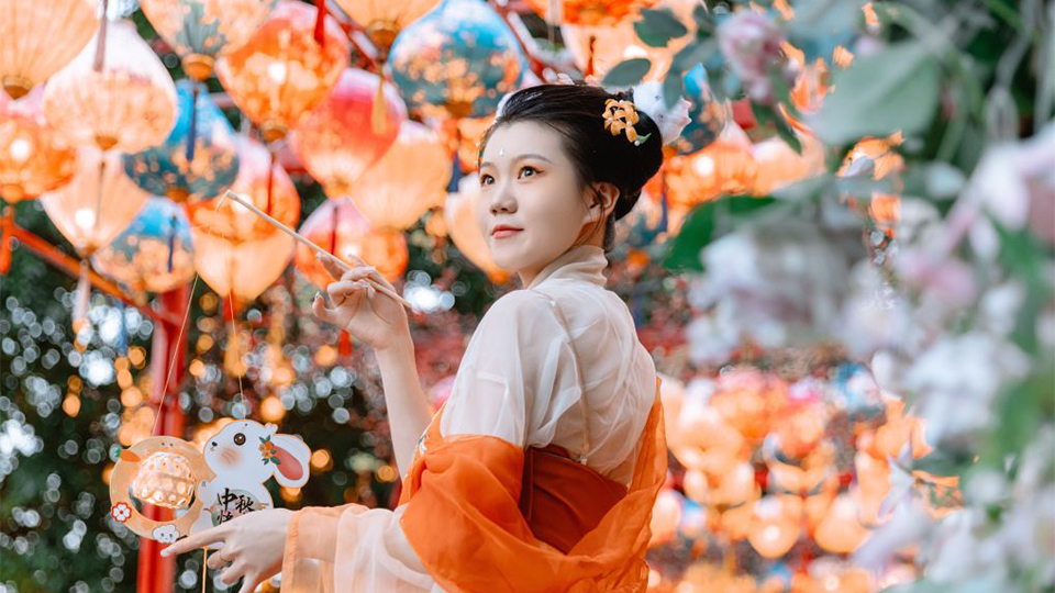 从“看景”到“入景”，中秋消费“新”意盎然