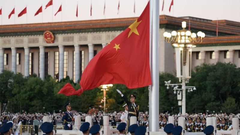 这一刻，五星红旗高高飘扬
