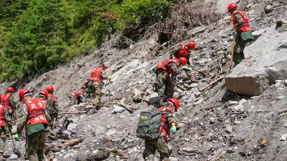 武警西藏总队日喀则支队官兵赴吉隆口岸附近区域开展搜救排查
