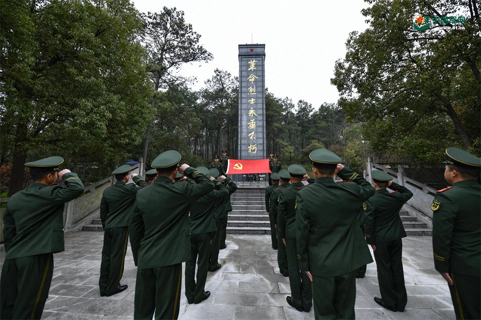 图3：2026年3月26日，安徽肥东，在安徽省肥东县茶壶山烈士陵园，武警官兵在重温入党誓词。