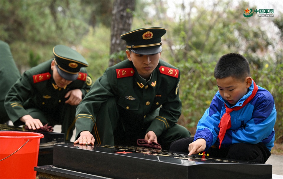 图28：2026年3月26日，安徽肥东，在安徽省肥东县茶壶山烈士陵园，一名学生在学习英烈事迹。