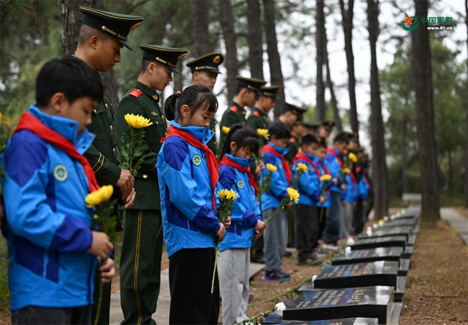 图2：2026年3月26日，安徽肥东，在安徽省肥东县茶壶山烈士陵园，武警官兵与学生缅怀英烈，表达哀思。