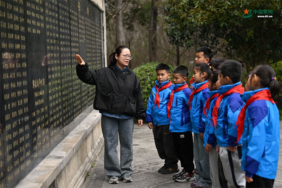 图29：2026年3月26日，安徽肥东，在安徽省肥东县茶壶山烈士陵园，学校老师讲述英烈事迹开展思政教育。