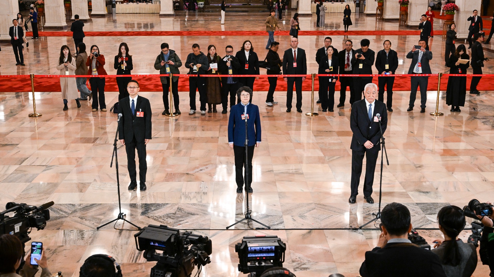 全国政协十四届四次会议第二场“委员通道”集体采访活动举行