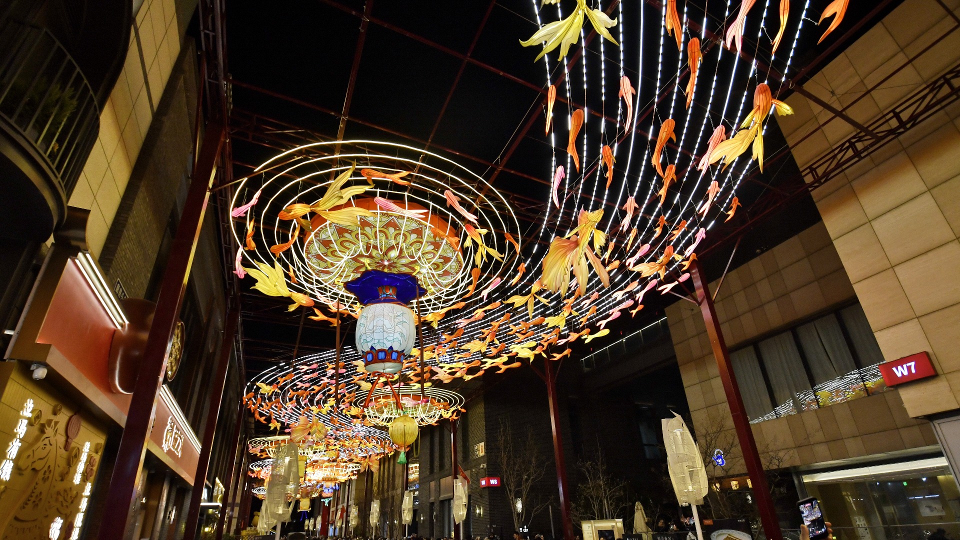 北京：灯映前门年味足